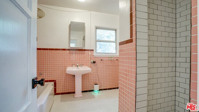 Building Photo - 6632 W 87th St