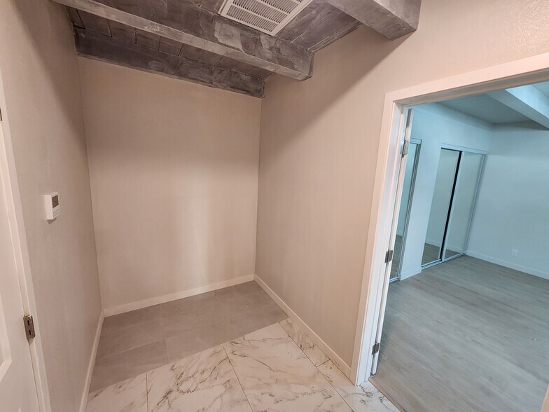 Building Photo - 9322 Cayuga Ave