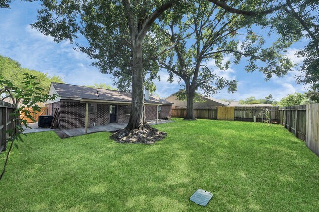 Building Photo - 10171 NW Park Dr