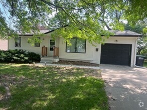 Building Photo - Adorable ranch