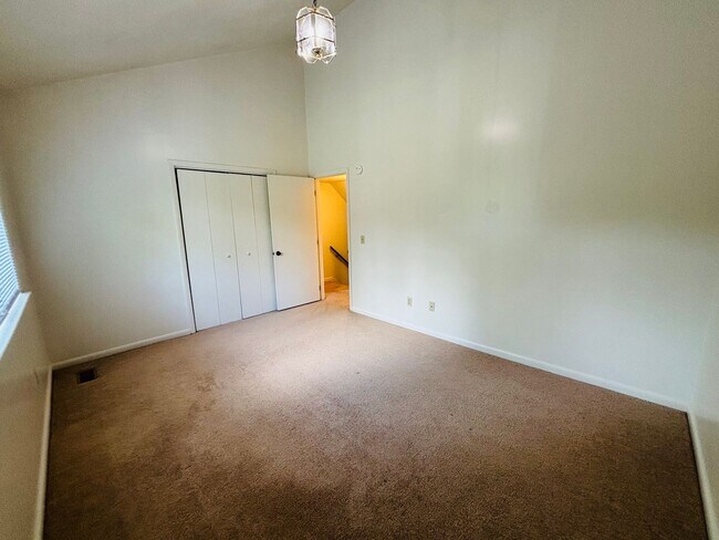Building Photo - 253 Fairfax Rd