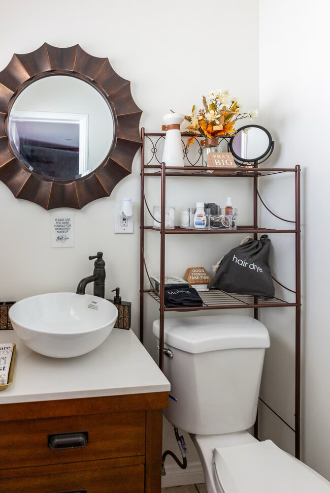 Building Photo - 6016 S Fairfax Ave