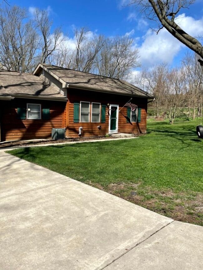 Building Photo - 3 bdrm/1 bath Country Ranch available April 1st!
