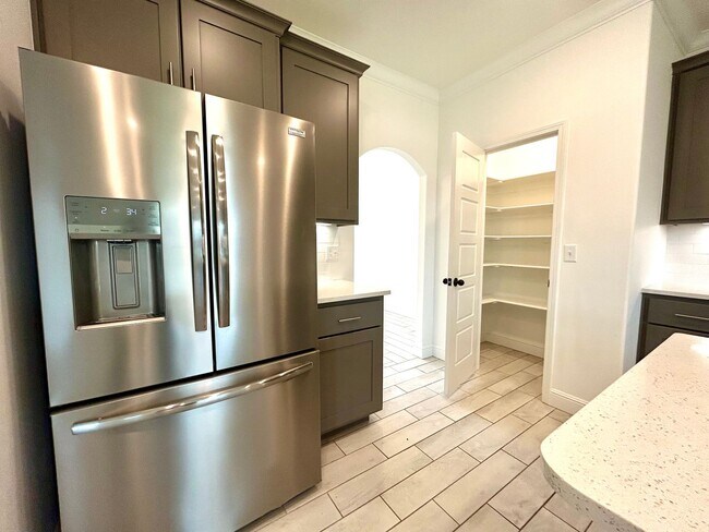 Building Photo - Gorgeous Contemporary Family Home in Cente...