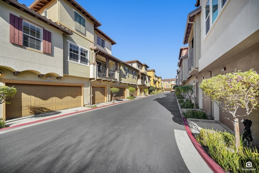 Building Photo - 584 De Guigne Dr