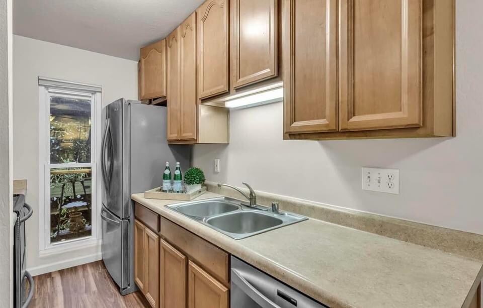 Kitchen side view - 1411 Creekside Dr