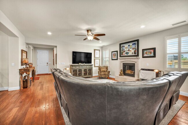 Building Photo - FULLY FURNISHED home with all utilities included and flexible lease options available.