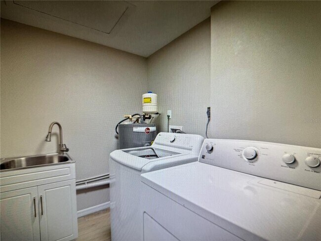 Building Photo - 3032 Golden Rain Dr
