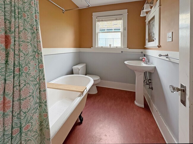Building Photo - 4 bed 2 bath NE Portland home