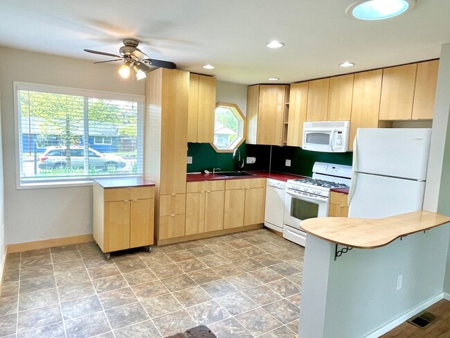 Building Photo - Parkrose Heights neighborhood, 3 bedroom, ...
