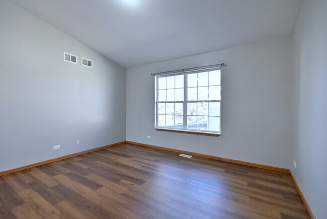 Building Photo - 19 E Pineview Dr