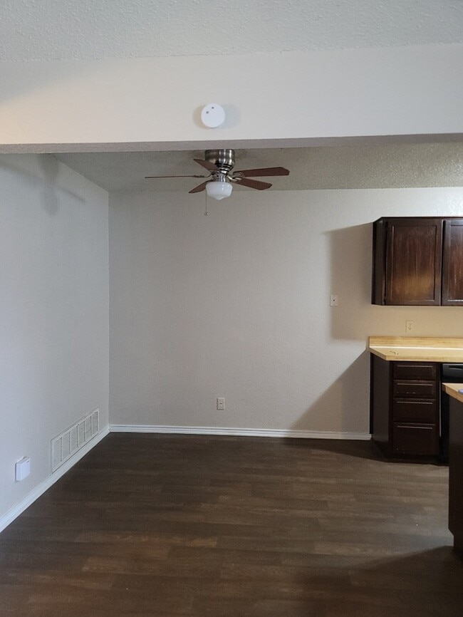 Building Photo - Duplex in Saginaw 2 bedrooms 1 bath