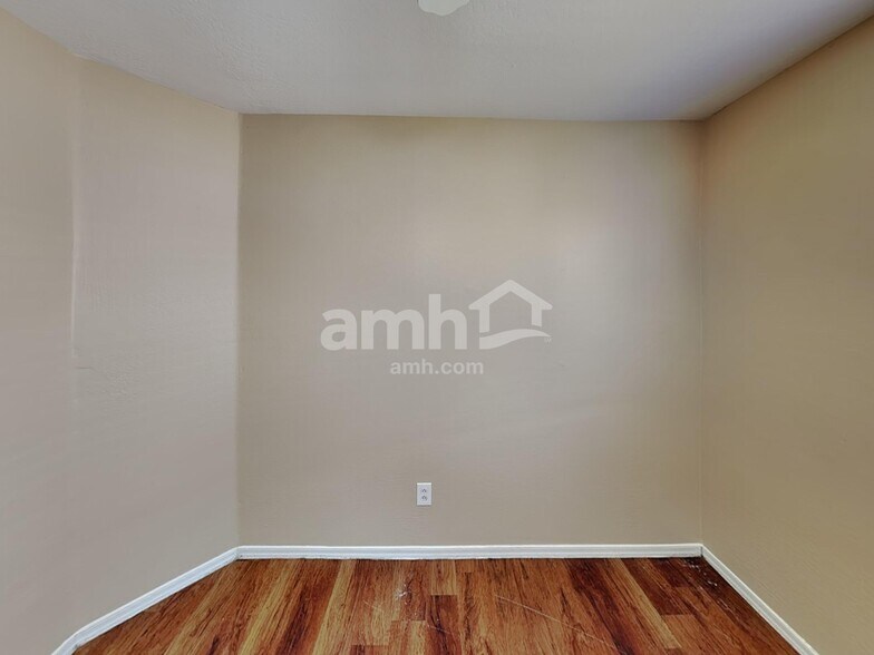 Building Photo - 7024 W Rose Ln