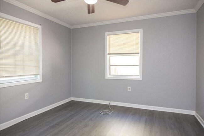 Building Photo - 3bd/1ba w/ Side Porch and Fully Fenced In Backyard!