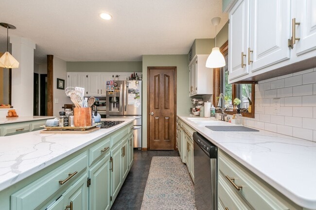 Building Photo - 5 Bed 3 Bath Home