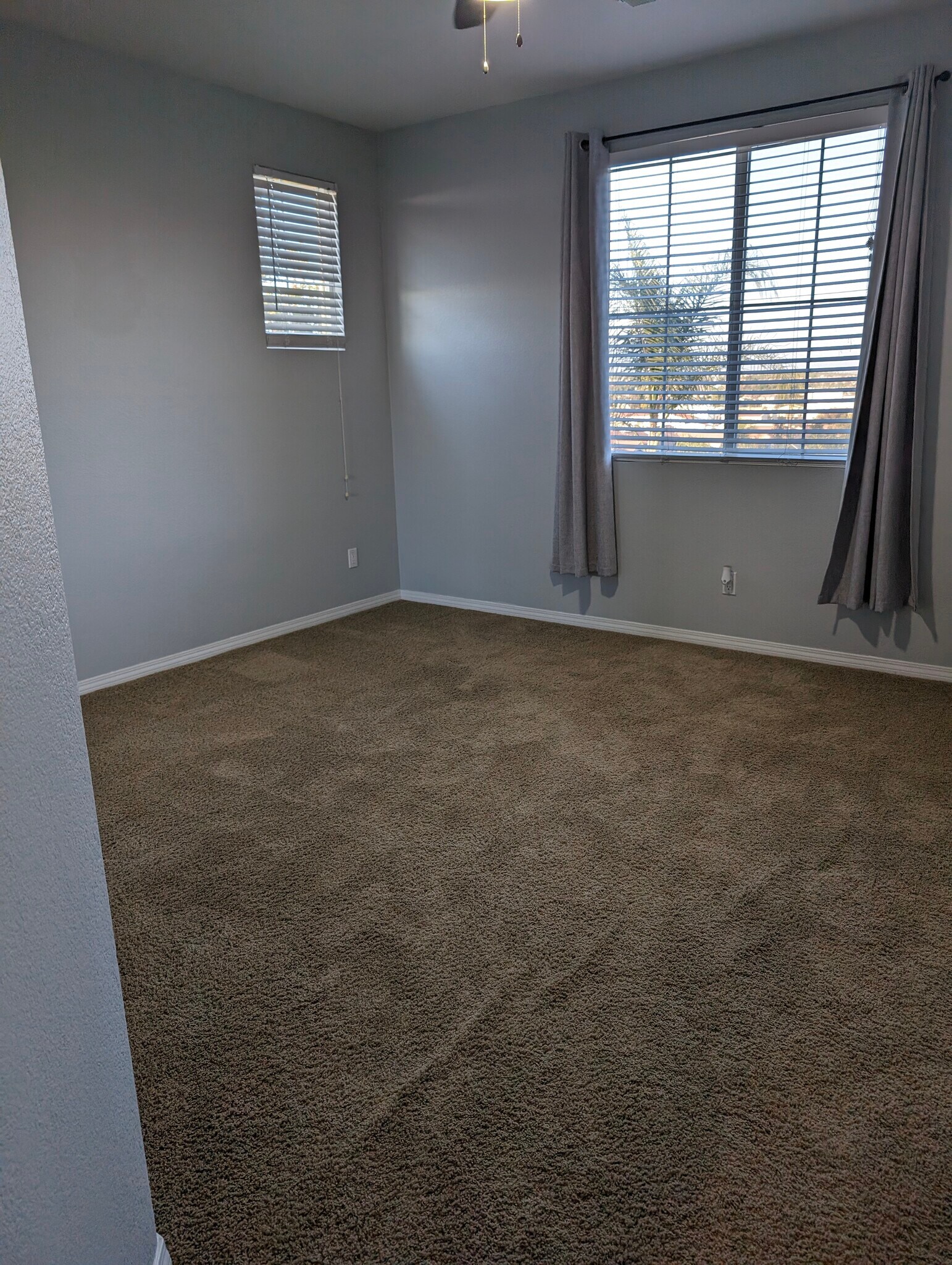 Upstair Room 2 - 9380 Dauchy Ave