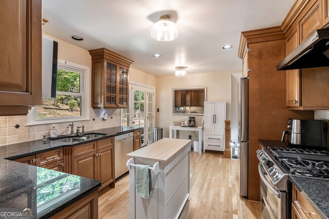 Building Photo - 1460 Valley View Rd