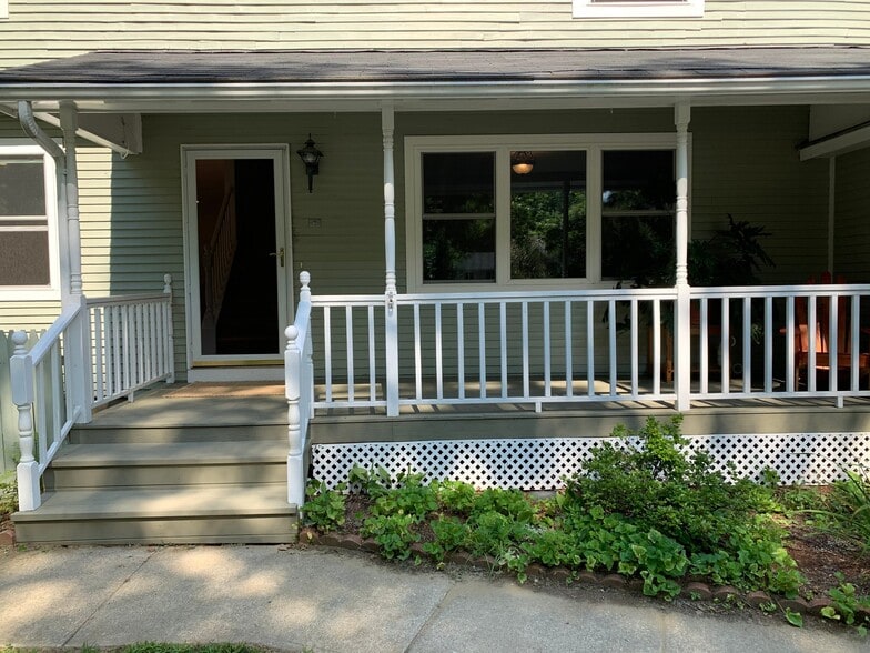 Building Photo - 6 Oakwood Ln