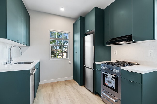 Building Photo - 1429 Edgecliffe Dr