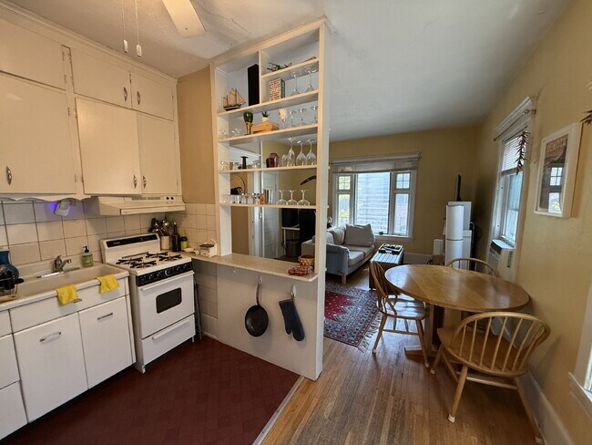 Building Photo - Charming 1BR in Historic Douglas Building ...
