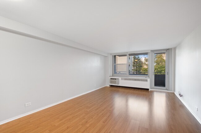 Building Photo - 555 W Cornelia Ave