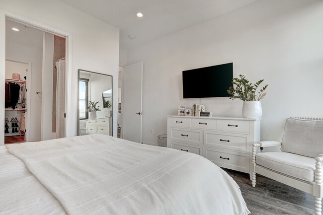 Building Photo - 800 Embassy Dr