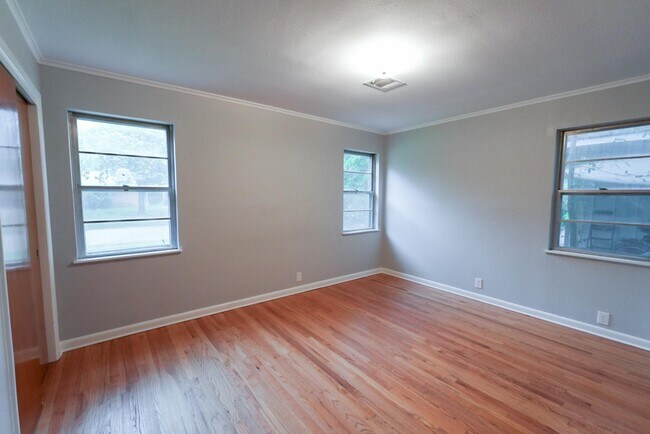 Building Photo - Large 3-Bed, 1-Bath Home on Anderson Island – Newly Remodeled!