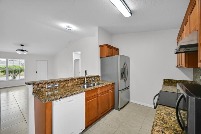 Building Photo - 726 SW Bond Rd