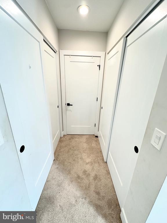 Building Photo - 842 E Cathedral Rd