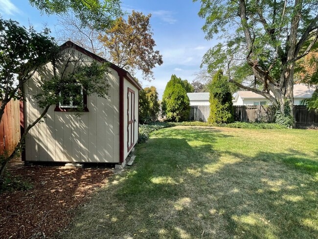 Building Photo - Adorable 3 bed 2 bath home in the Coventry Manor Subdivision just off W State St and N Hartford.