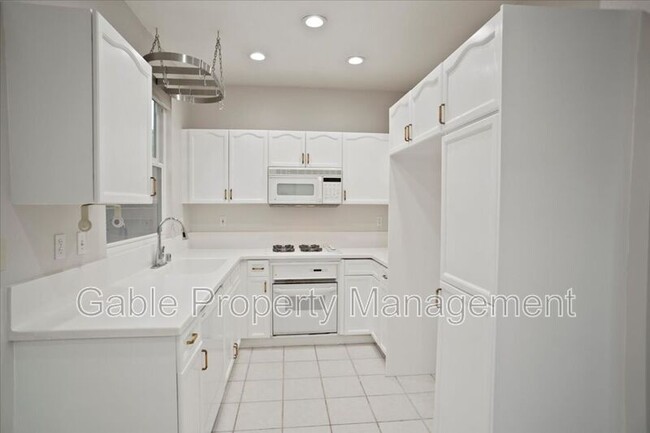 Building Photo - 27870 Crown Ct Cir