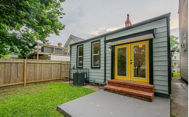 Building Photo - Updated & Beautiful 2 Bedroom Home with Pr...