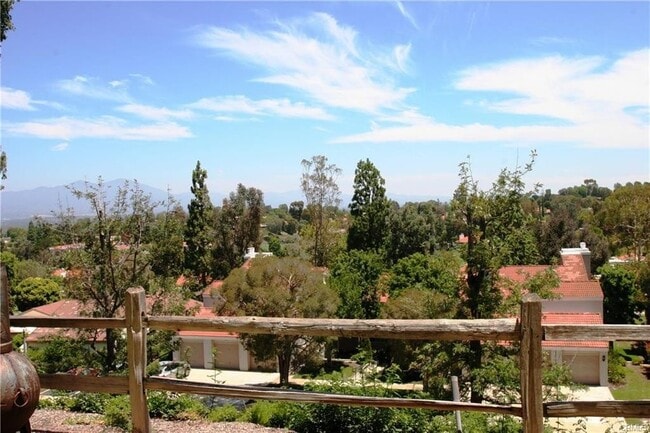 Building Photo - Large 1 Bed/1.5 Bath in Laguna Woods ( 55+ community)