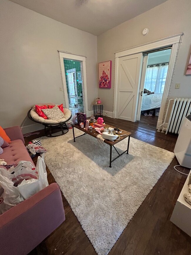 Building Photo - Cute 1 Bedroom 1 Bathroom Apartment