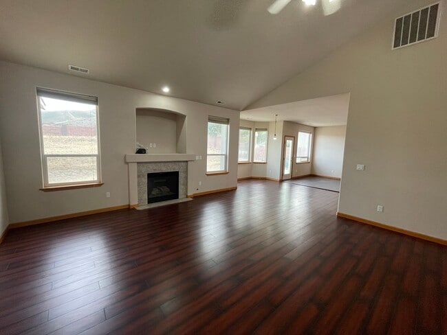 Building Photo - Amazing family home in the perfect location!