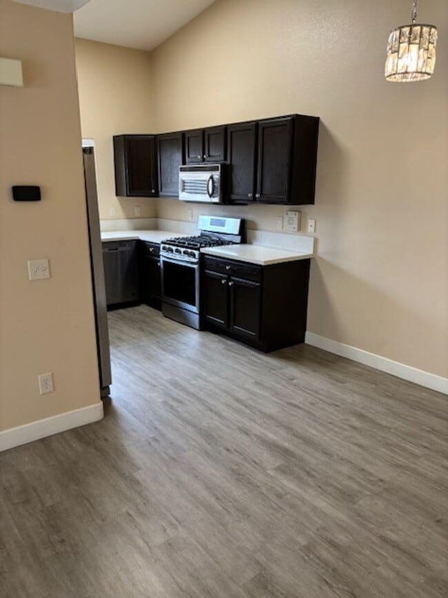 Building Photo - Beautiful, spacious top-floor 2-bedroom, 2-bathroom condo in the Southwest