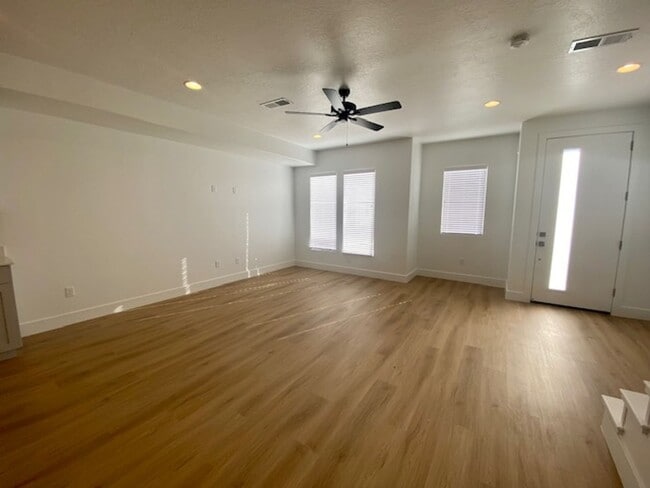 Building Photo - DARLING TOWNHOME FOR RENT!