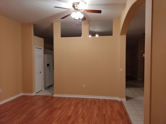 Building Photo - 3/2/2 House with screened in porch, on a c...