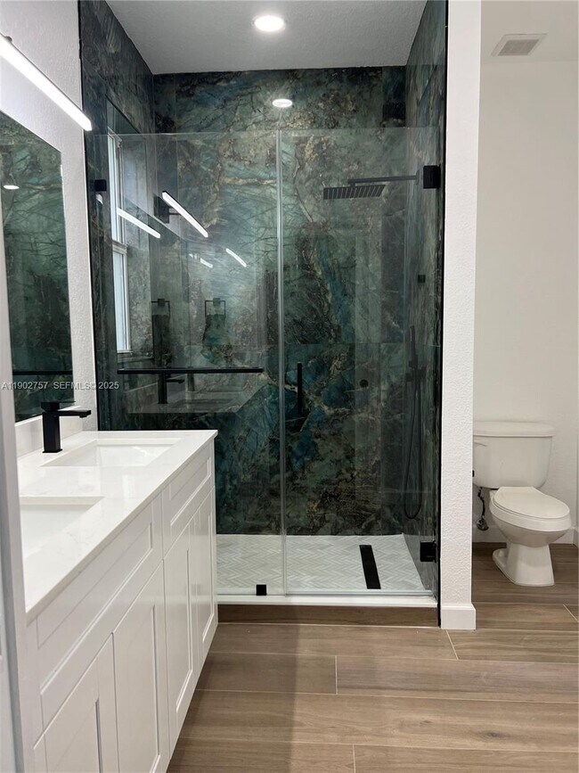 Building Photo - 1034 NE 208th St