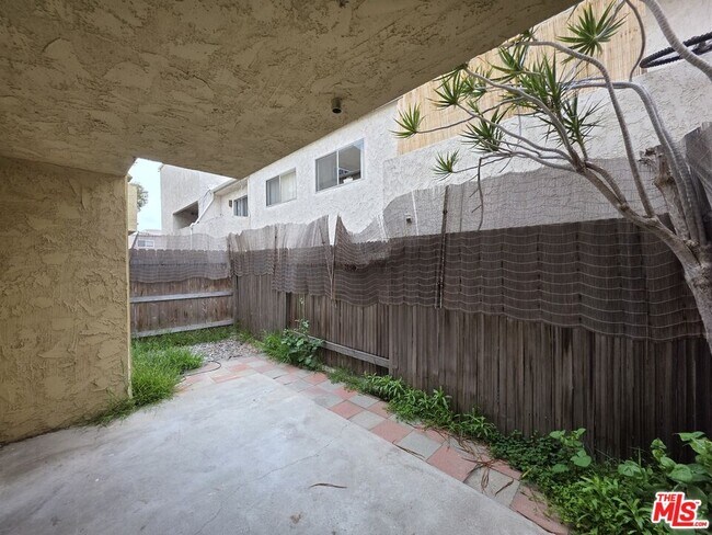 Building Photo - 517 N Francisca Ave