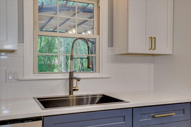 Building Photo - 4 bedroom 3 full bathroom home in heart of...