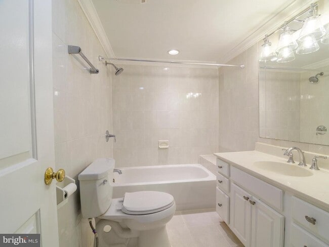 Building Photo - 3075 Sunset Ln