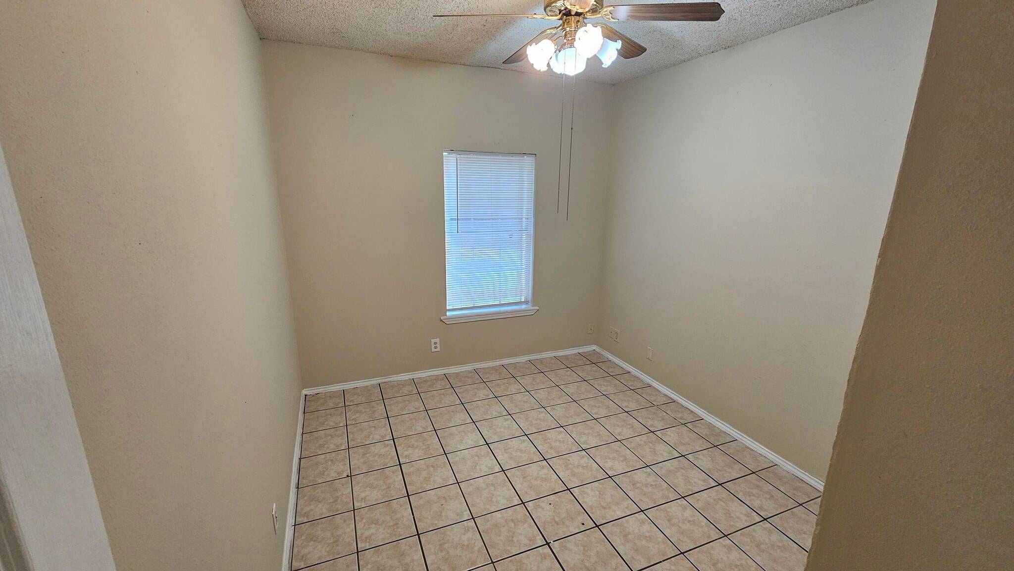Downstairs bedroom - 7838 New World
