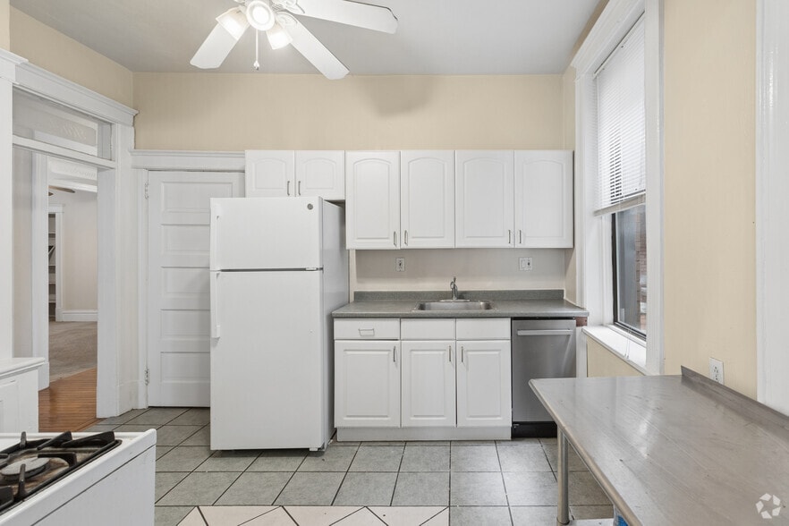 2BR, 1BA - 1,100SF - Kitchen - Sycamore