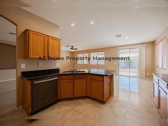 Building Photo - 123 W Elmwood Pl