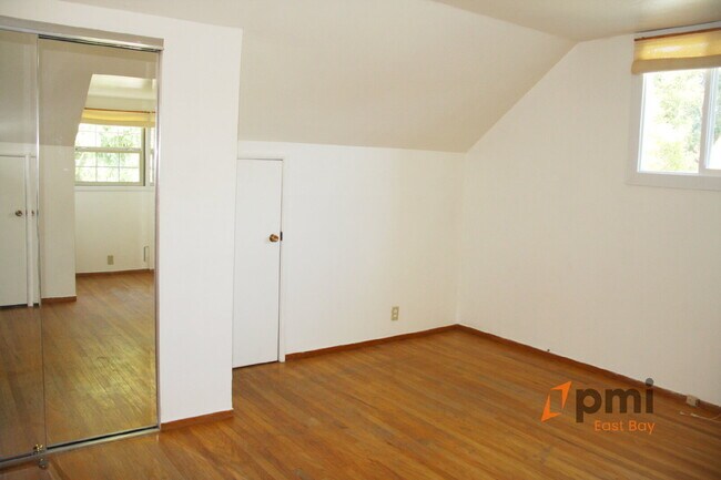 Building Photo - Cute House with Spacious Private Backyard