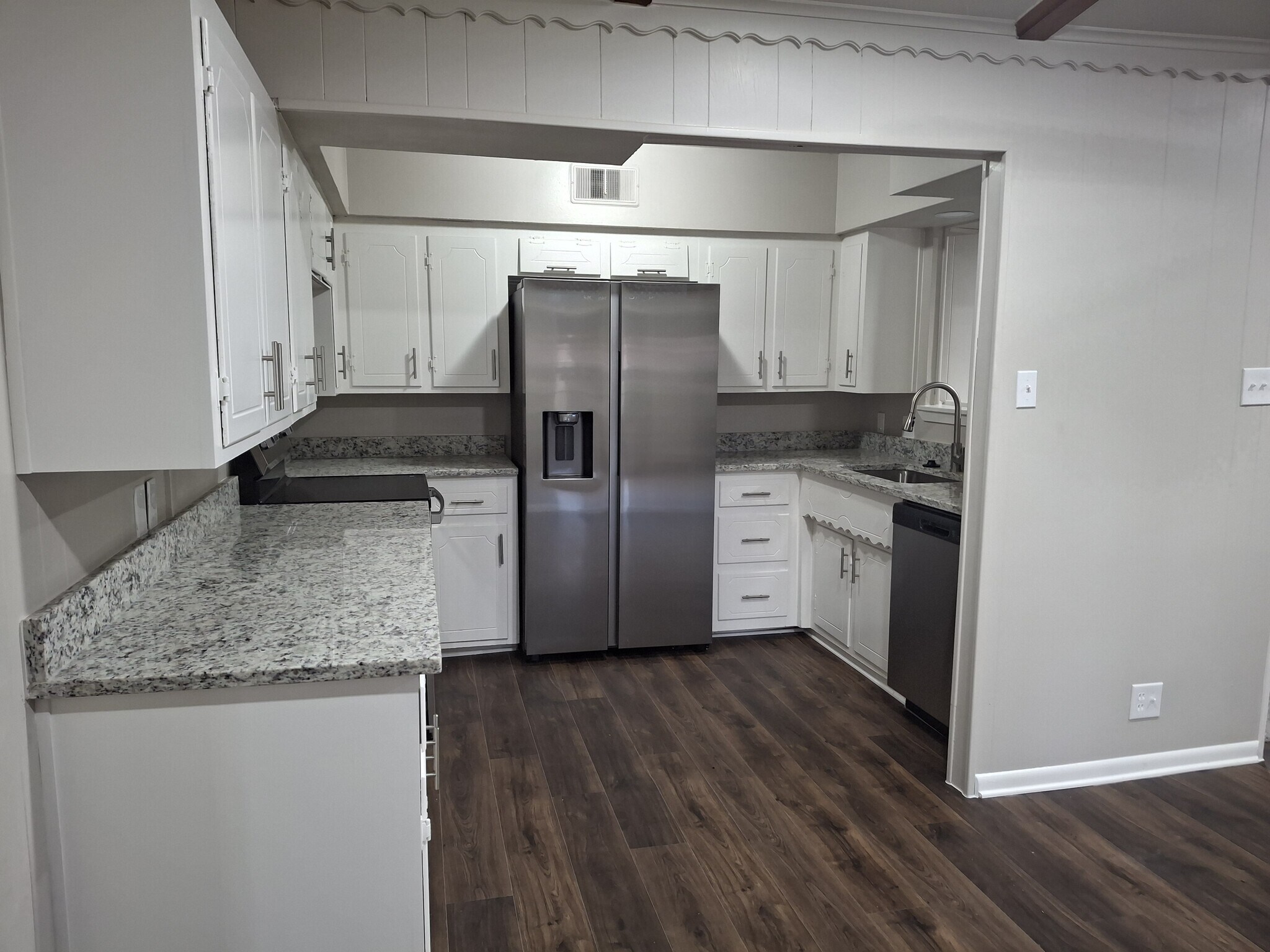 Kitchen with stainless steel appliances - 544 Willowood Ln