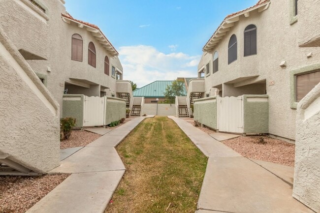 Building Photo - 850 S River Dr