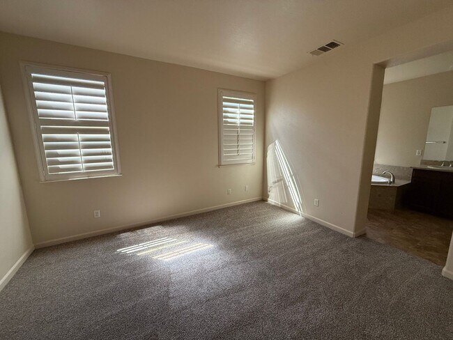 Building Photo - 1487 Highland Dr