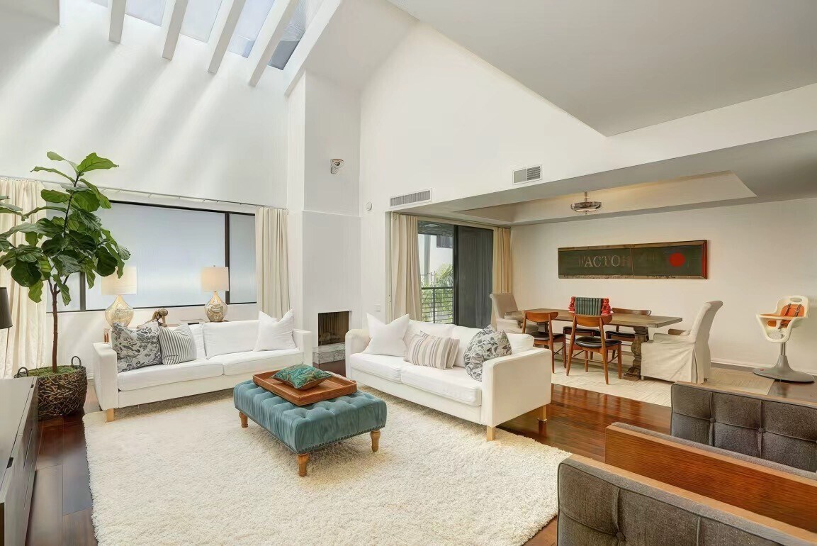 Living room - 1120 Granville Ave
